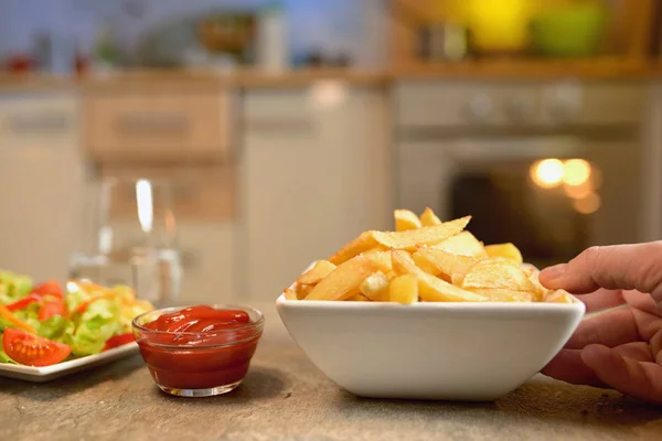 Batatas fritas e salada na mesa — Fotografia de Stock