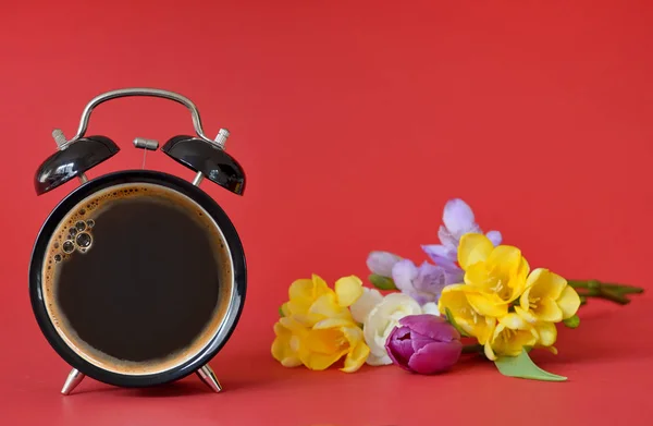 時計一杯のコーヒー — ストック写真
