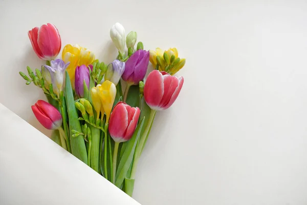 Букеты тюльпанов и цветов Freesia — стоковое фото