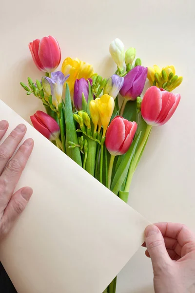 흰 종이에 튤립 부케와 프리 지아 꽃 로열티 프리 스톡 이미지
