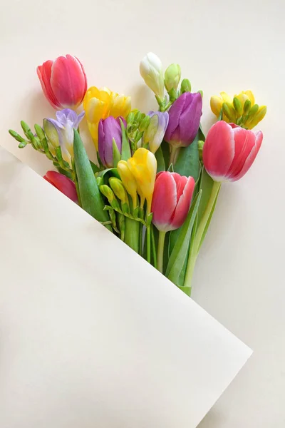 Ramos de tulipanes y flores de Freesia sobre papel — Foto de Stock