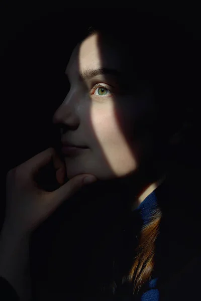 Porträtt av en flicka med solstrålarna på ansikte — Stockfoto