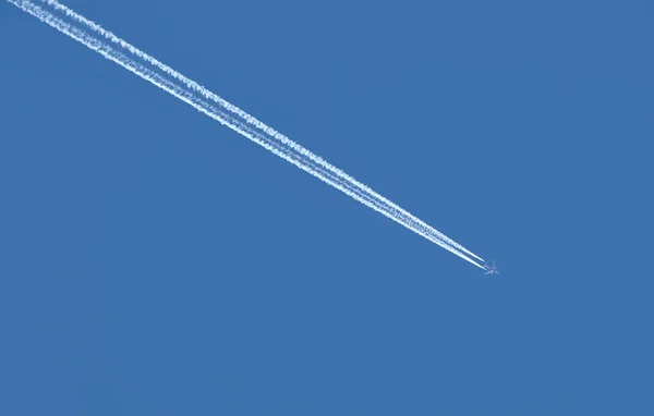 Traços de avião no céu azul — Fotografia de Stock