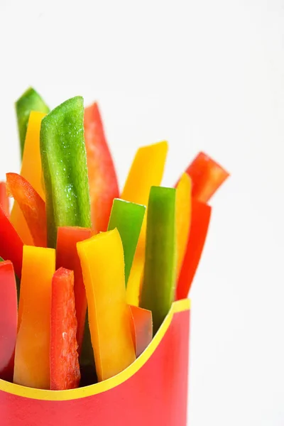 Scatole da pranzo di carta con peperoni freschi — Foto Stock