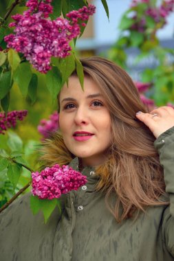 Genç Kız Leylak Çalılarının Yanında Poz Veriyor