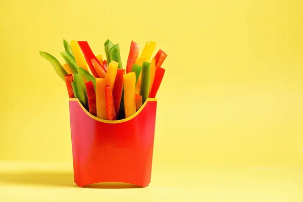 Lunchboxen aus Papier mit frischen Paprika — Stockfoto