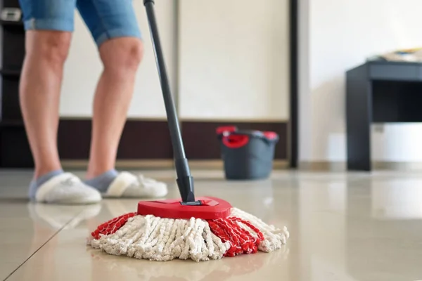 Woman Cleaning Floor — Stock Photo, Image