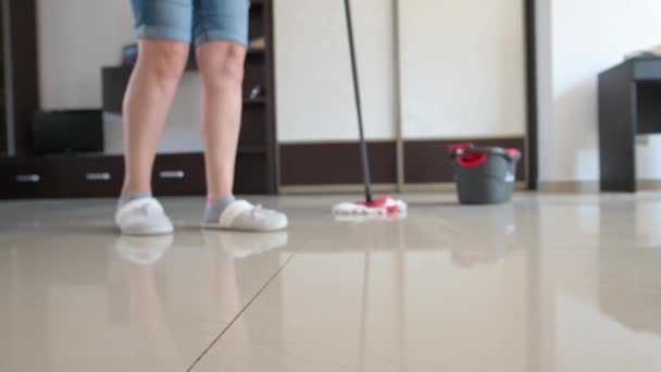 Γυναίκα Καθαρίζοντας Πάτωμα Σφουγγαρίστρα — Αρχείο Βίντεο
