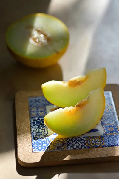 Melon z plasterkami na stole — Zdjęcie stockowe