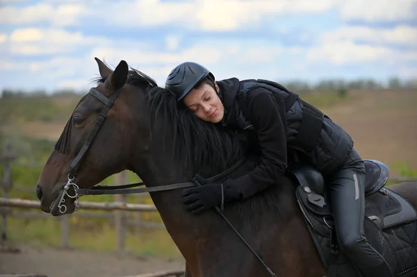 Adolescente con un caballo — Foto de Stock