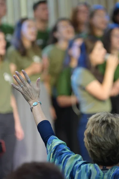 Mujer rezando en la iglesia —  Fotos de Stock