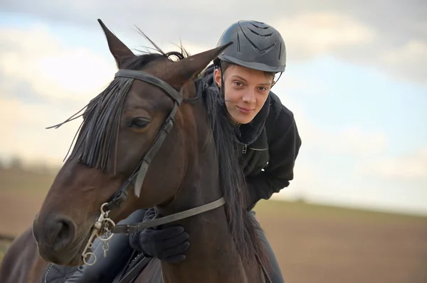 Adolescente con un caballo — Foto de Stock