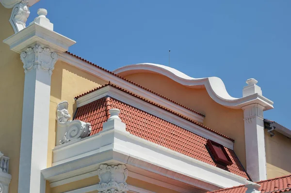 Візерунок плитки даху над блакитним небом — стокове фото