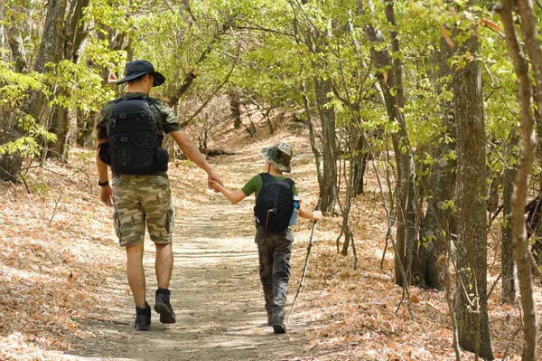 Padre e hijo caminando en el bosque —  Fotos de Stock