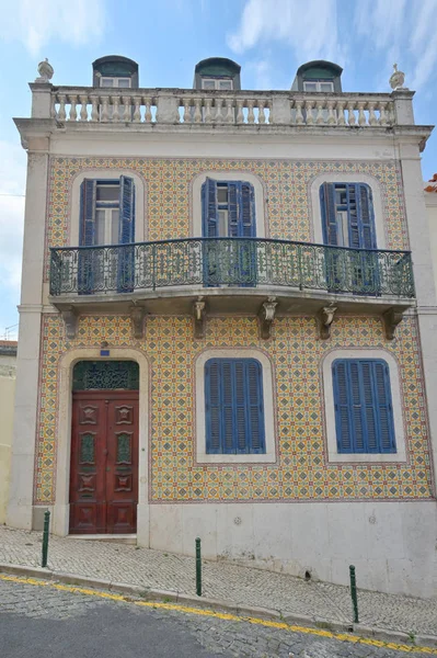 Coloridas fachadas antiguas de casa en Lisboa —  Fotos de Stock