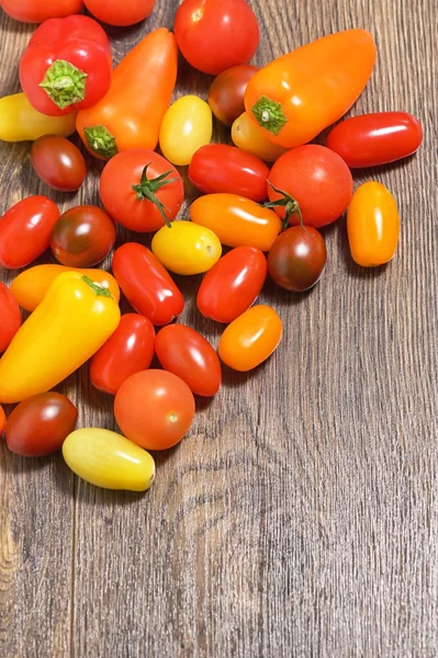 Sortimento de tomate cereja e pimentas de páprica — Fotografia de Stock