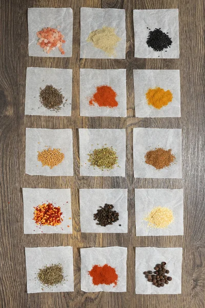 Bovenaanzicht van een kleurrijk individueel specerijen — Stockfoto