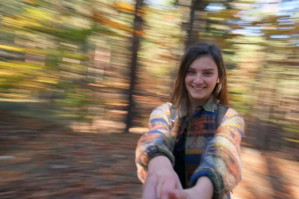 Молодая девушка прядется в лесу — стоковое фото