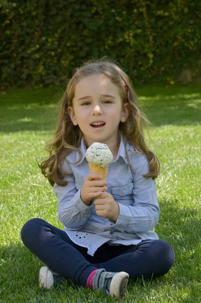 Petite Fille Chantant Avec Micro Crème Glacée Dans Cône Gaufre — Photo