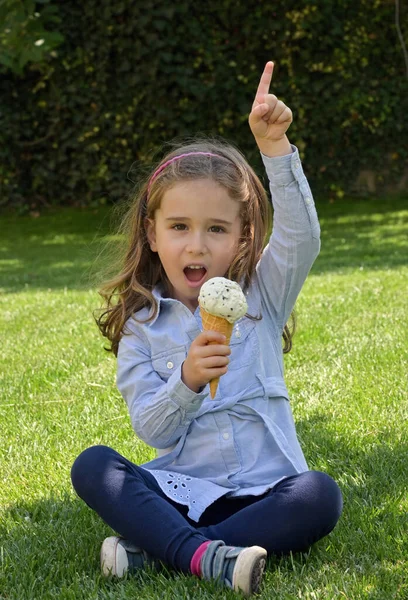 在华夫圆锥用冰淇淋麦克风唱歌的小女孩 — 图库照片