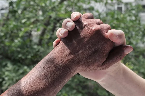 Svarta Och Vita Händer Håller Varandra Naturen — Stockfoto