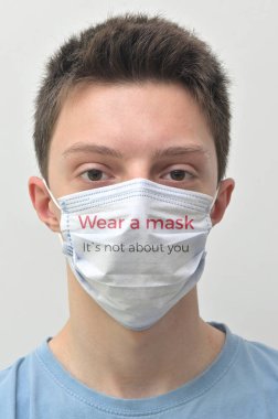 Etiketli Tıbbi Maske Giyen Genç Adam Portresi