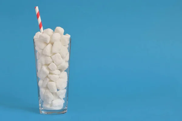 Szkło Naturalnych Kostek Cukru Słomy Niebieskim Tle — Zdjęcie stockowe