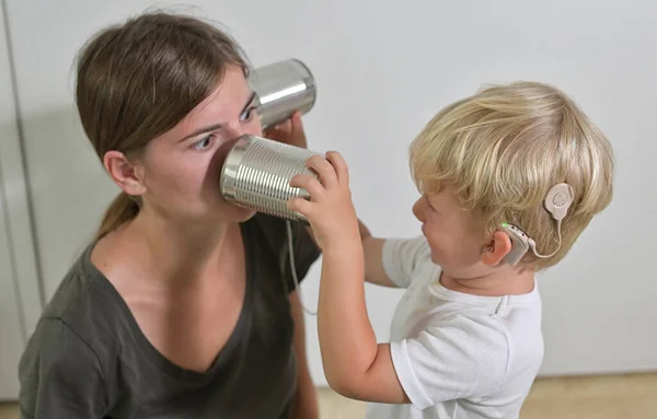 Niño Con Implantes Cocleares Jugando Estaño Puede Telefonear —  Fotos de Stock