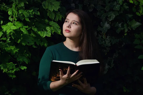 Piękna Młoda Kobieta Czytanie Książki Lesie — Zdjęcie stockowe