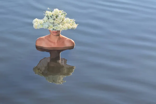 湖で花の帽子を持つ若い女性の肖像画 — ストック写真