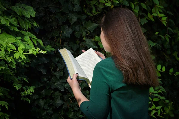 Mooie Jonge Vrouw Lezen Boek Het Bos — Stockfoto
