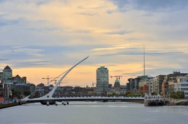 Dublin, İrlanda - 30 Temmuz 2020 Samuel Beckett Köprüsü Sunset Liffey Nehri üzerinde