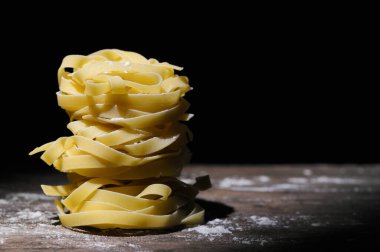 Yakın plan Kara Arkaplanda Tagliatelle Makarnası