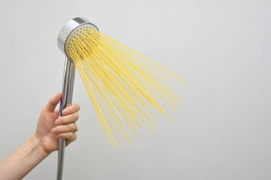 Gümüş Duşlu Soyut Kadın Eli ve Su Jeti Gibi Makarna Spagettisi