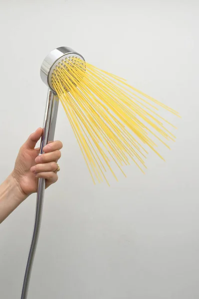Abstracte Vrouw Hand Met Zilveren Douche Pasta Spaghetti Zoals Water — Stockfoto