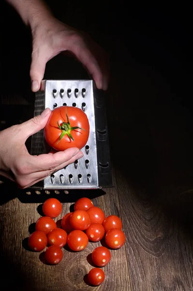 Conceitual Homem Mãos Grinds Tomate Grater — Fotografia de Stock