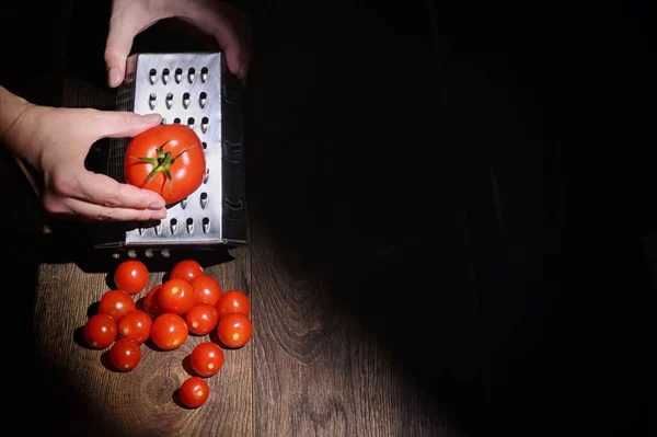 Konzeptionelle Ein Mann Hände Schleifen Tomaten Auf Einer Reibe — Stockfoto