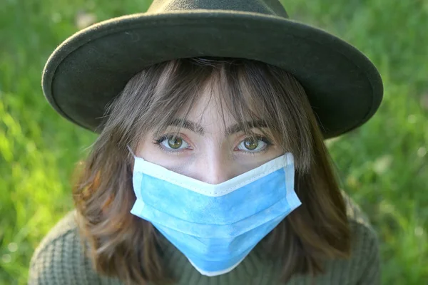 Retrato Mulher Jovem Com Máscara Médica Natureza — Fotografia de Stock