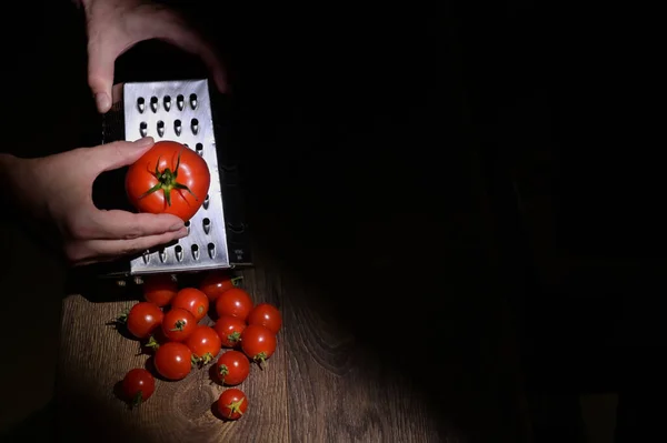 Conceitual Homem Mãos Grinds Tomate Grater — Fotografia de Stock