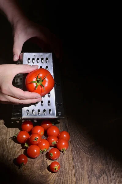 Konzeptionelle Ein Mann Hände Schleifen Tomaten Auf Einer Reibe — Stockfoto