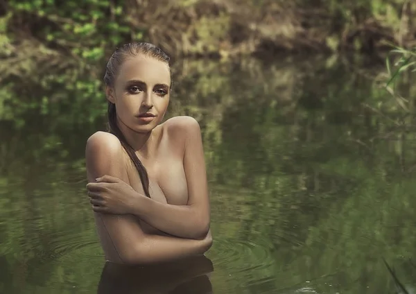 Junge Sexy Frau Auf Der Natur Wasser Foto — Stockfoto