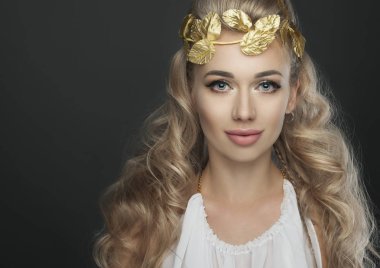 karanlık studio vuruşta Tanrıça genç kadın portre kadar kapatın