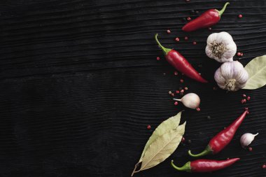  siyah ahşap arka plan üzerinde sarımsak kırmızı biber