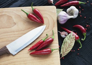 Ahşap arka plan üzerinde Şef bıçak kırmızı biber ve baharat