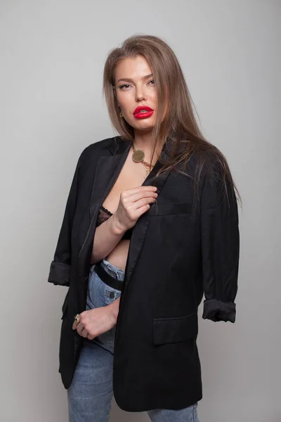 Jonge Schoonheid Vrouw Licht Grijze Achtergrond Studio Mode Schot — Stockfoto