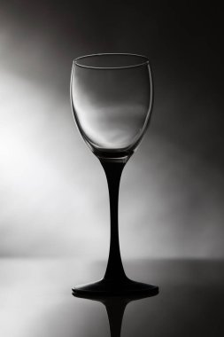 Koyu arkaplan geometri fotoğrafında asma cam.