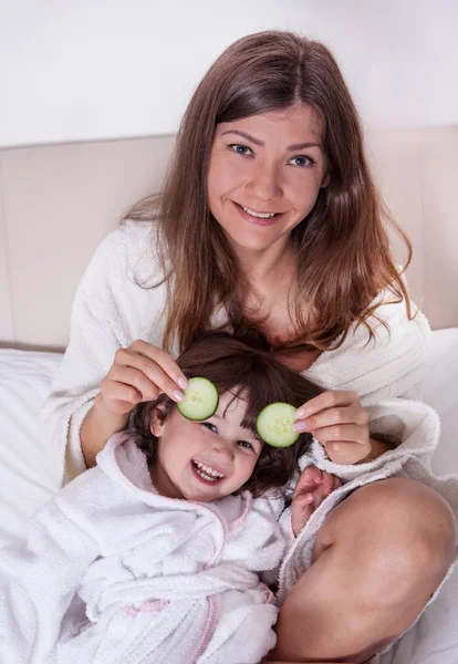 Madre con hija divertirse en la cama — Foto de Stock