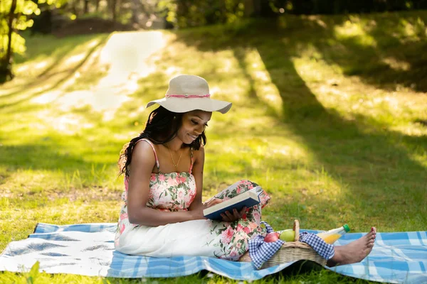 Приваблива Африканська Жінка Читає Книгу Пікніку — стокове фото