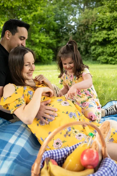 Вагітна Мати Батько Трирічна Дочка Знаходяться Пікніку — стокове фото