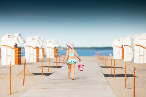 Três Anos Idade Menina Está Andando Praia — Fotografia de Stock